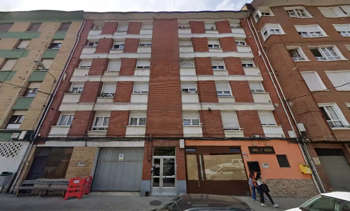 Vista exterior de Piso en venta en Lena con Parquet, Trastero y Lavadora