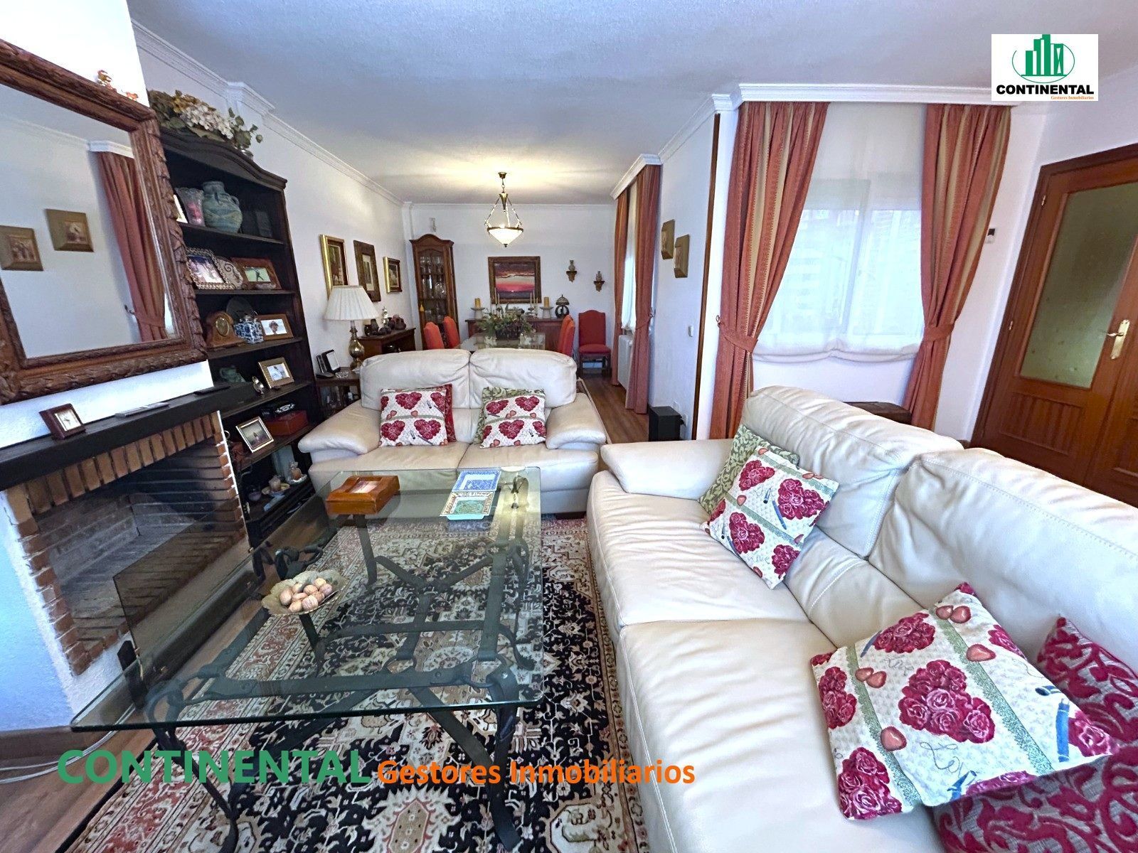 Sala de estar de Casa adosada en venta en Galapagar con Aire acondicionado, Calefacción y Jardín privado