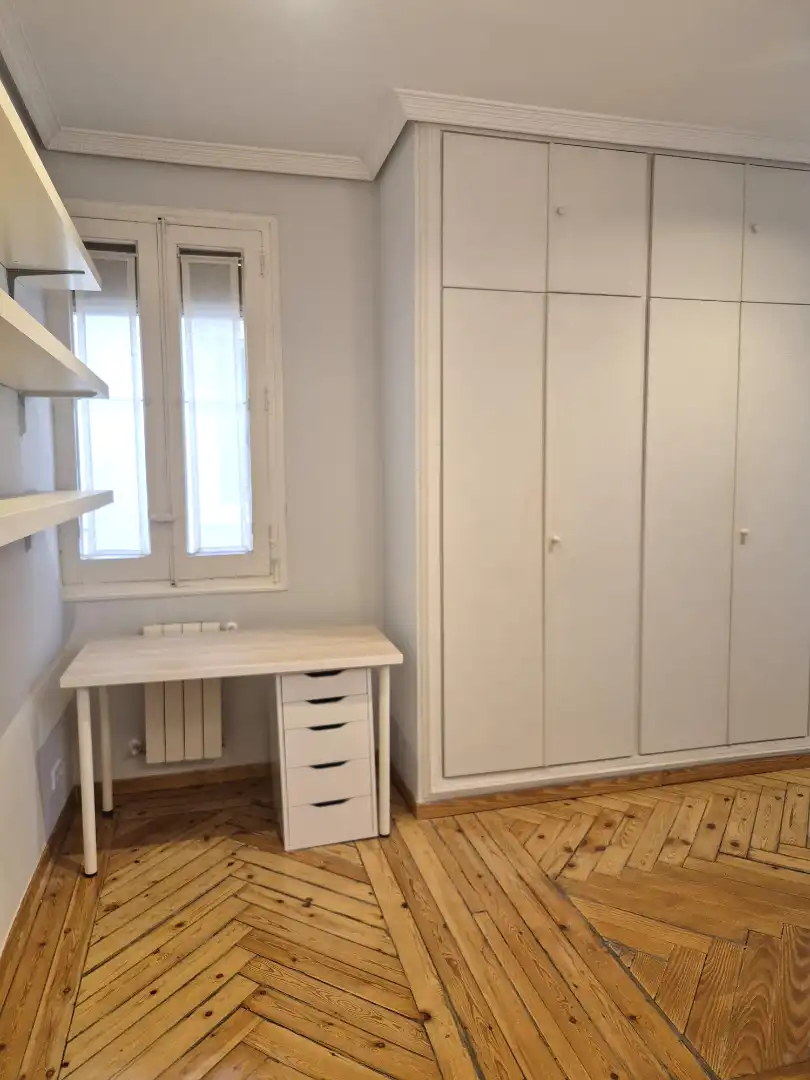 Dormitori de Apartament de lloguer en Madrid amb Aire condicionat, Calefacció i Parquet