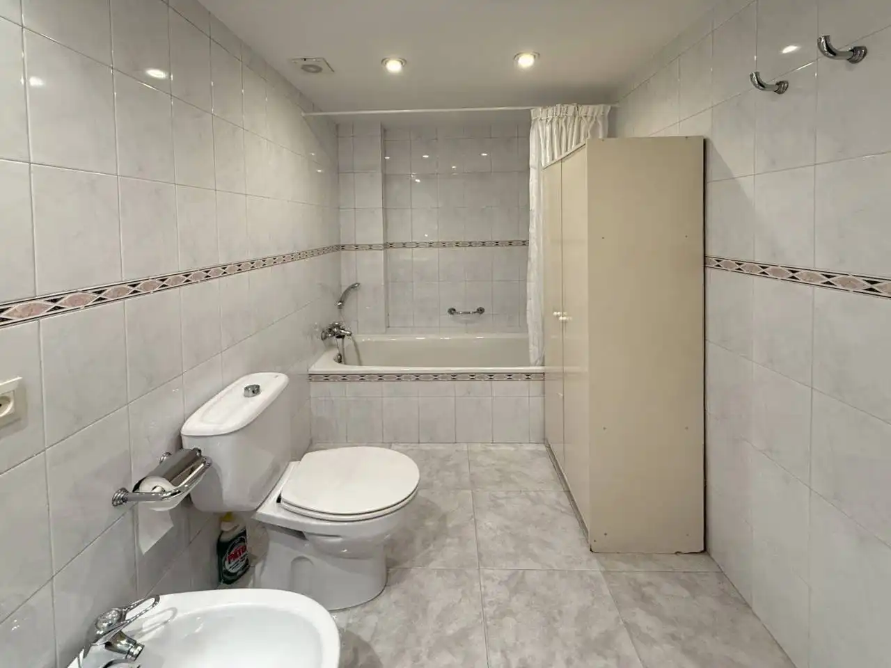 Bathroom of Flat for sale in Olot  with Air Conditioner, Heating and Terrace