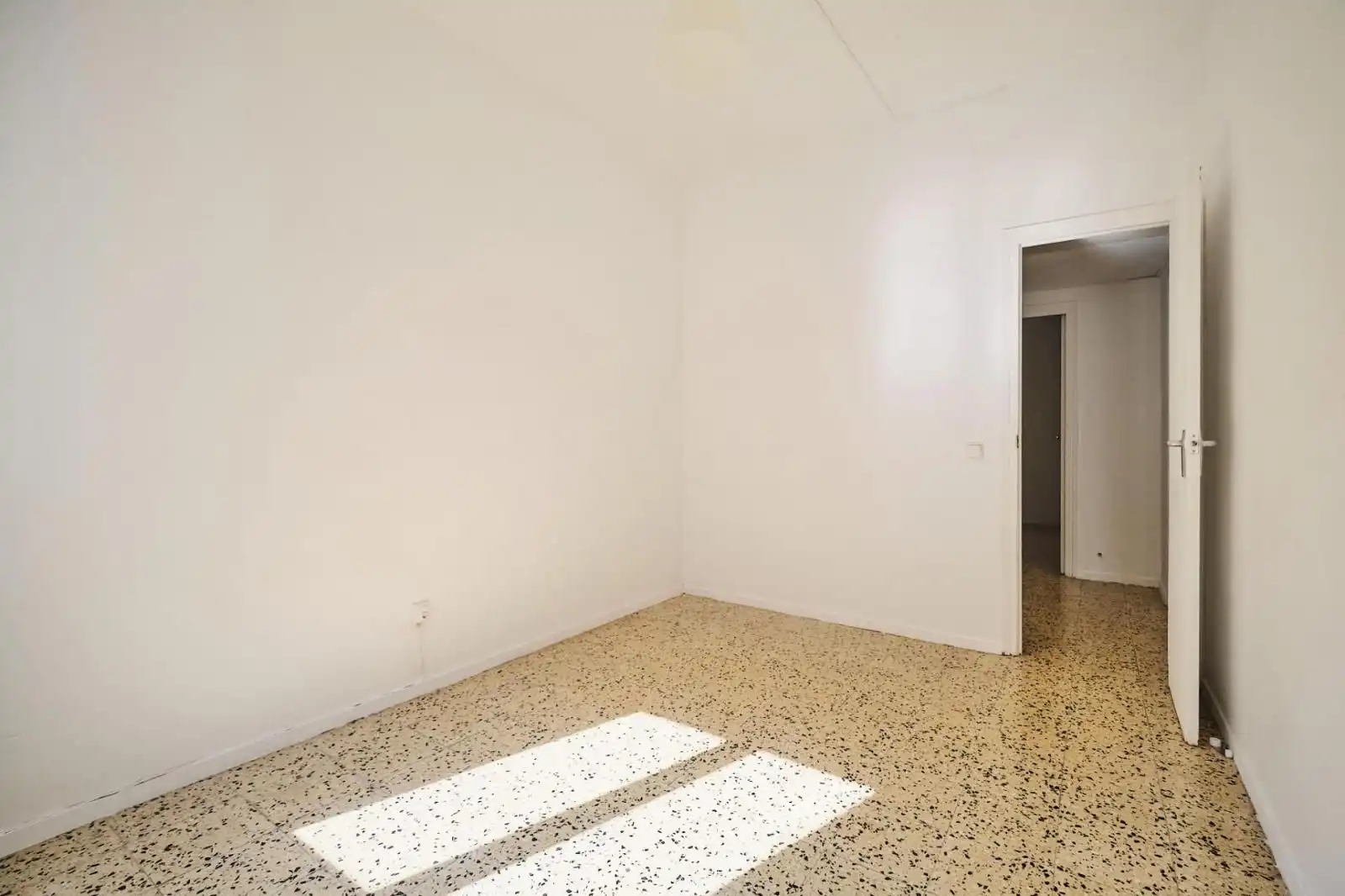 Flat for sale in Barcelona  with Air Conditioner, Washing machine and Microwave
