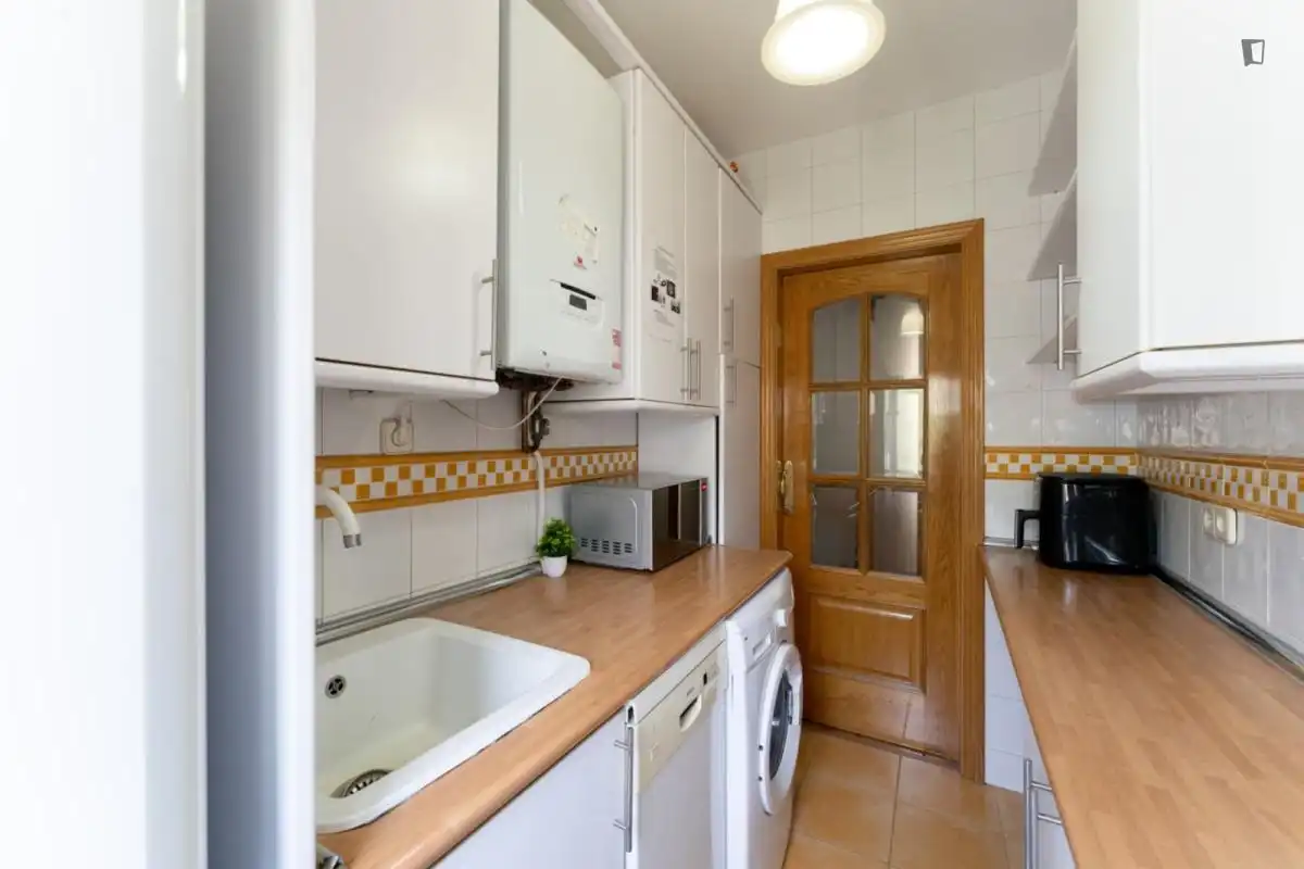 Cuina de Apartament per a compartir en Madrid amb Calefacció, Moblat i Forn