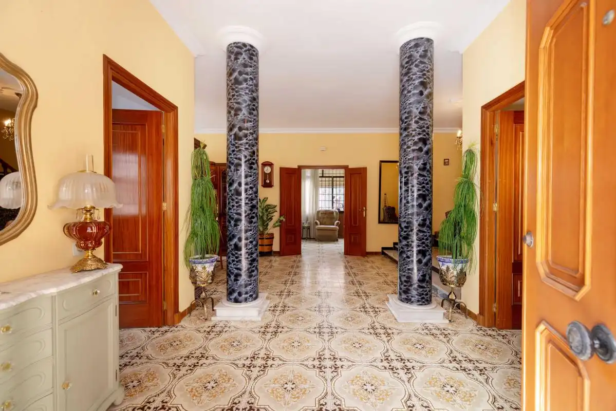 Casa adosada en venda en Dos Hermanas amb Aire condicionat, Calefacció i Jardí privat