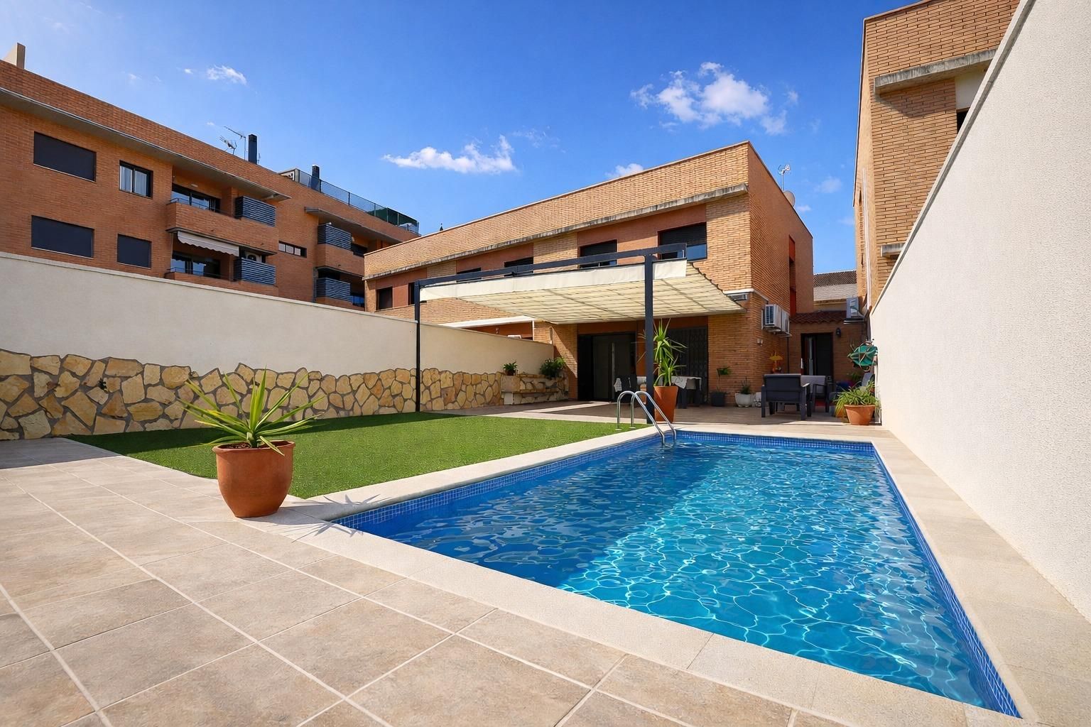 Piscina de Casa adosada en venta en Vilallonga del Camp con Aire acondicionado, Jardín privado y Terraza
