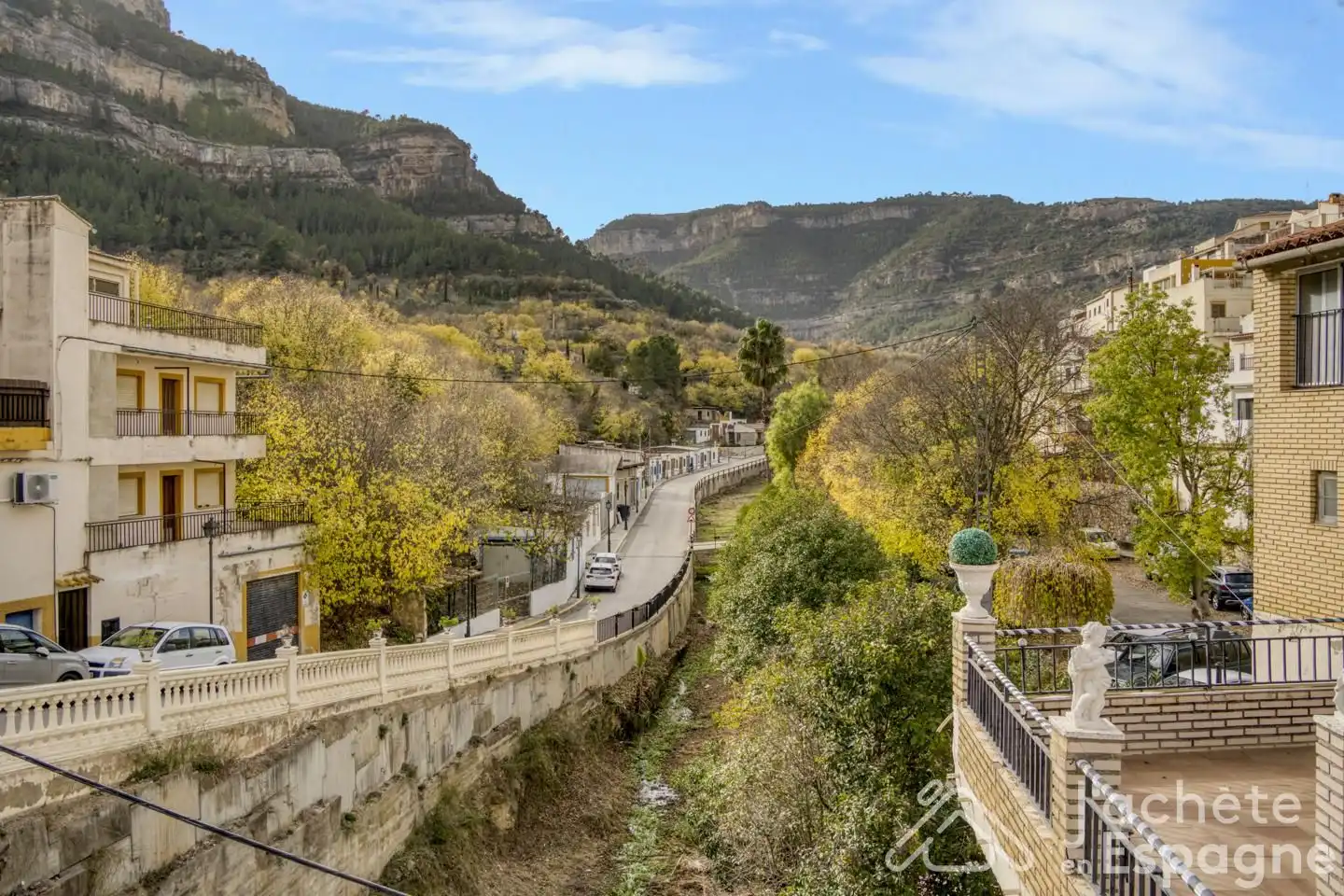 Vista exterior de Casa o xalet en venda en Cortes de Pallás amb Aire condicionat, Parquet i Moblat