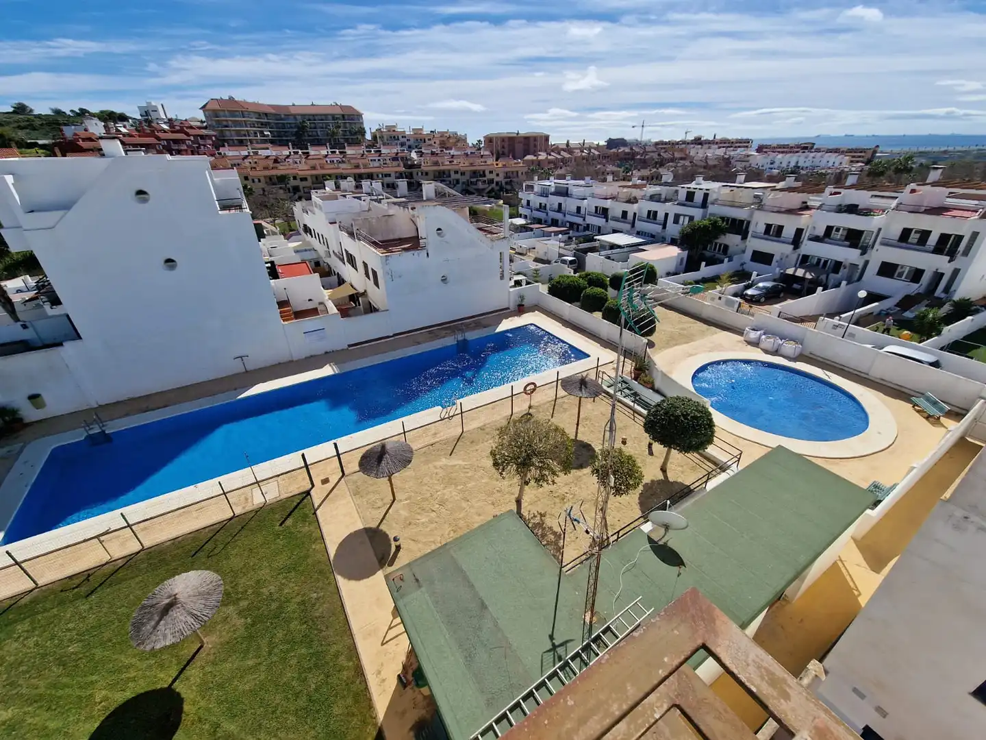 Vista exterior de Casa o xalet en venda en La Línea de la Concepción amb Aire condicionat, Jardí privat i Terrassa