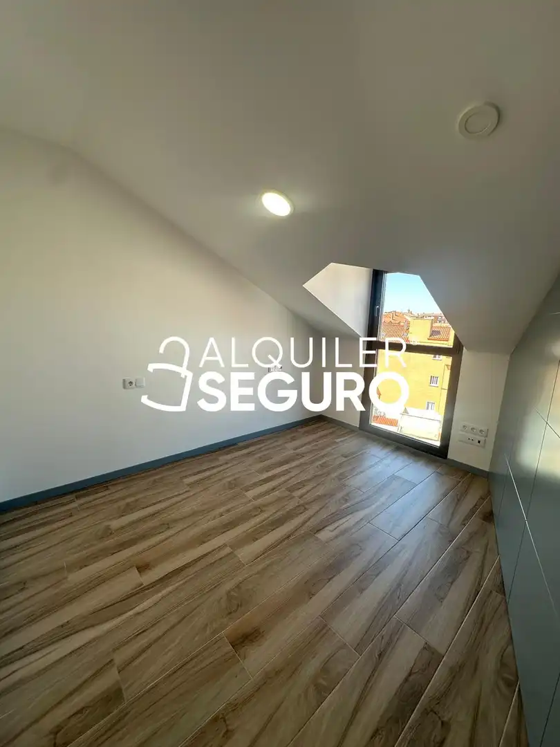 Schlafzimmer von Dachboden zur Miete in Fuenlabrada mit Klimaanlage und Heizung