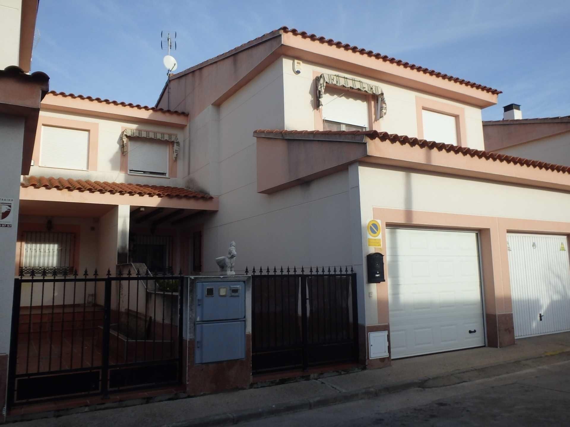 Vista exterior de Casa adosada en venda en Cazalegas amb Jardí privat