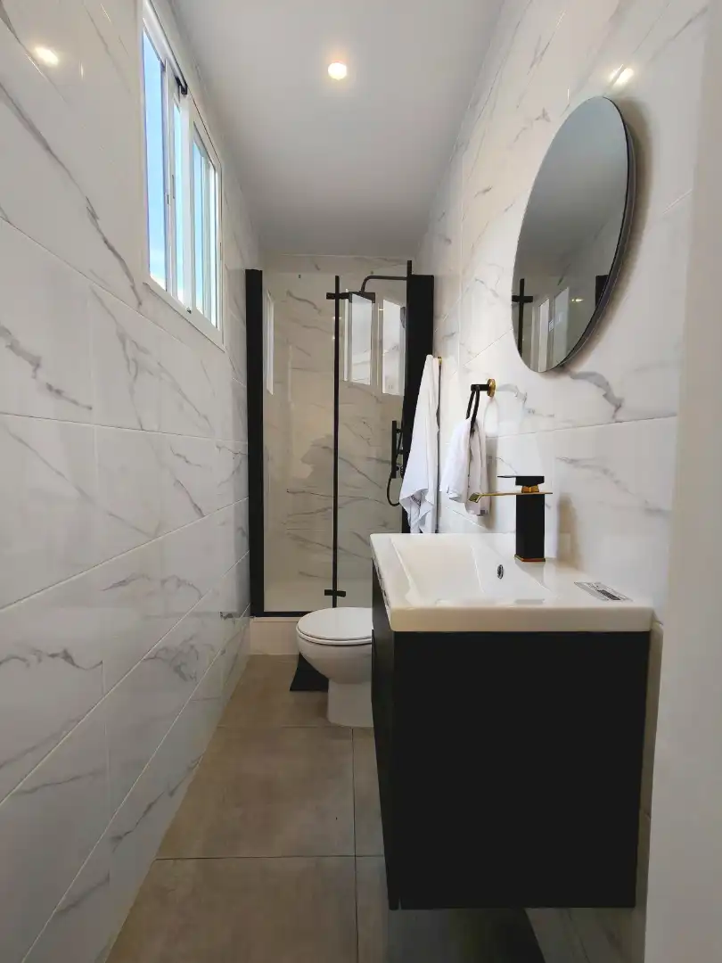 Baño de Ático en venta en L'Hospitalet de Llobregat con Parquet, Terraza y Trastero