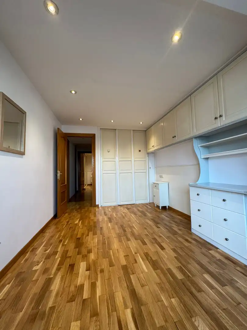 Habitación de Piso de alquiler en Gijón  con Calefacción, Parquet y Amueblado