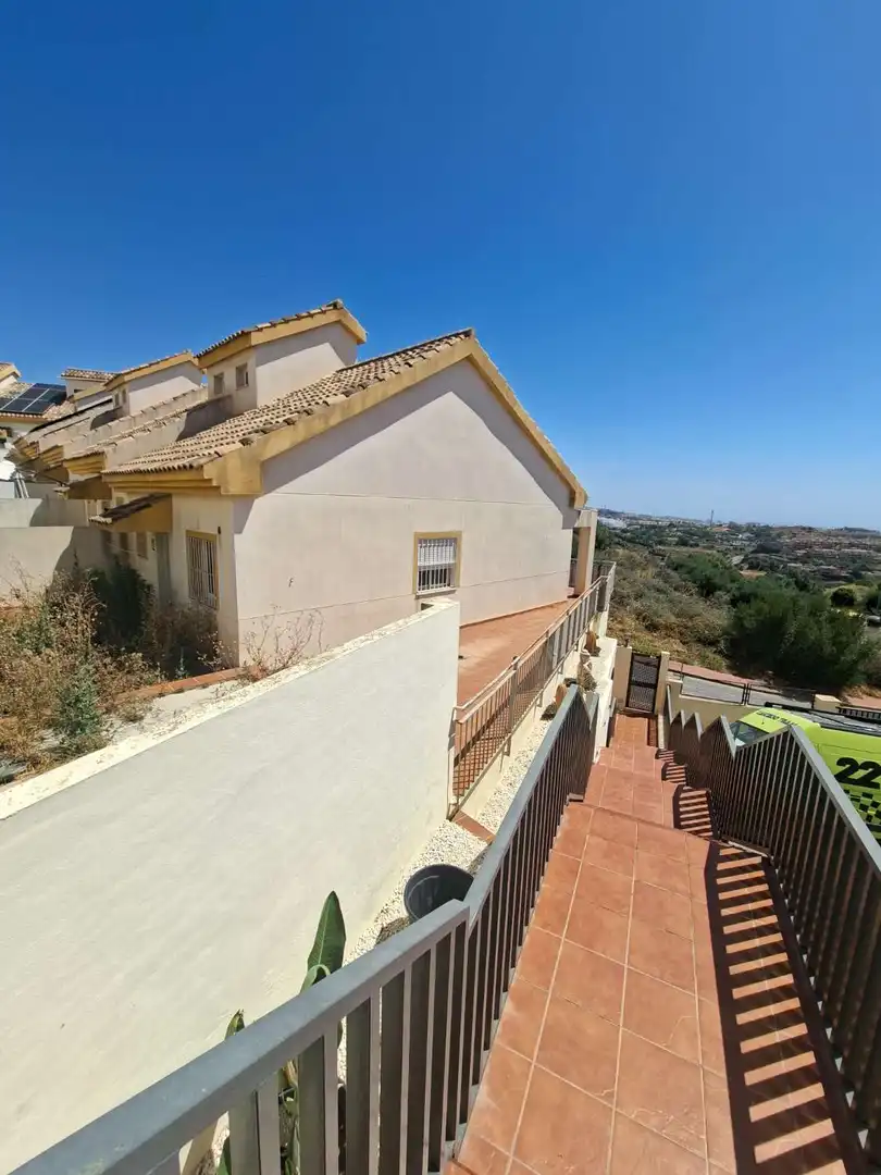 Vista exterior de Casa adosada en venda en Benalmádena amb Aire condicionat, Terrassa i Traster