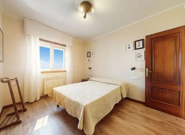 Dormitori de Casa o xalet en venda en Nigrán amb Calefacció, Jardí privat i Parquet