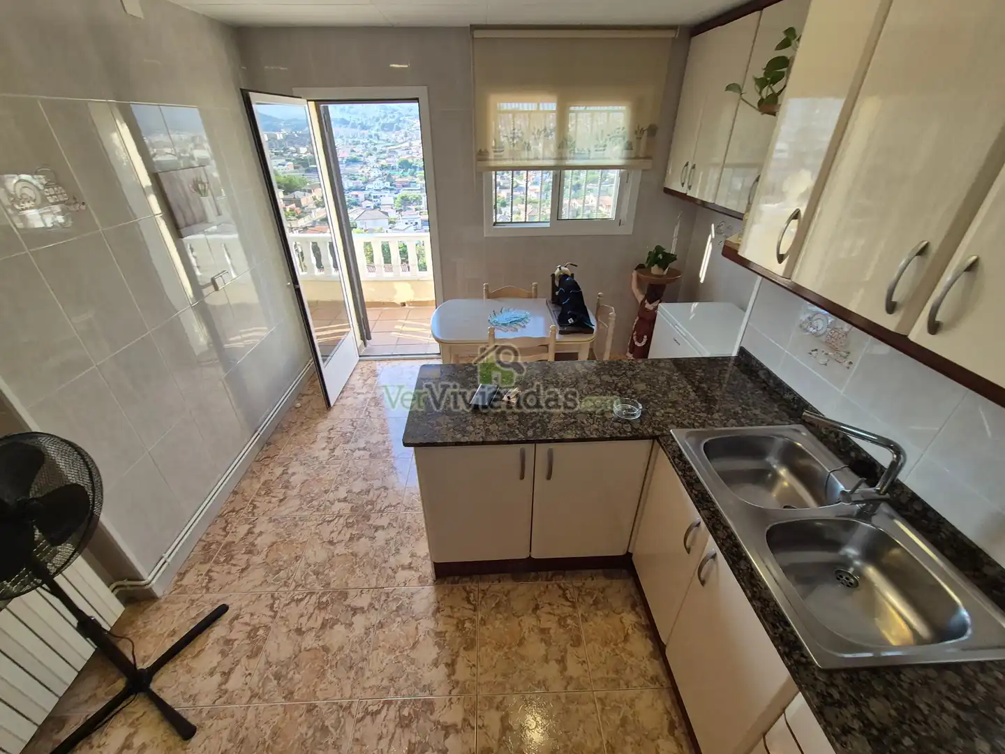 Cuina de Casa o xalet en venda en Sant Vicenç Dels Horts amb Aire condicionat, Calefacció i Jardí privat