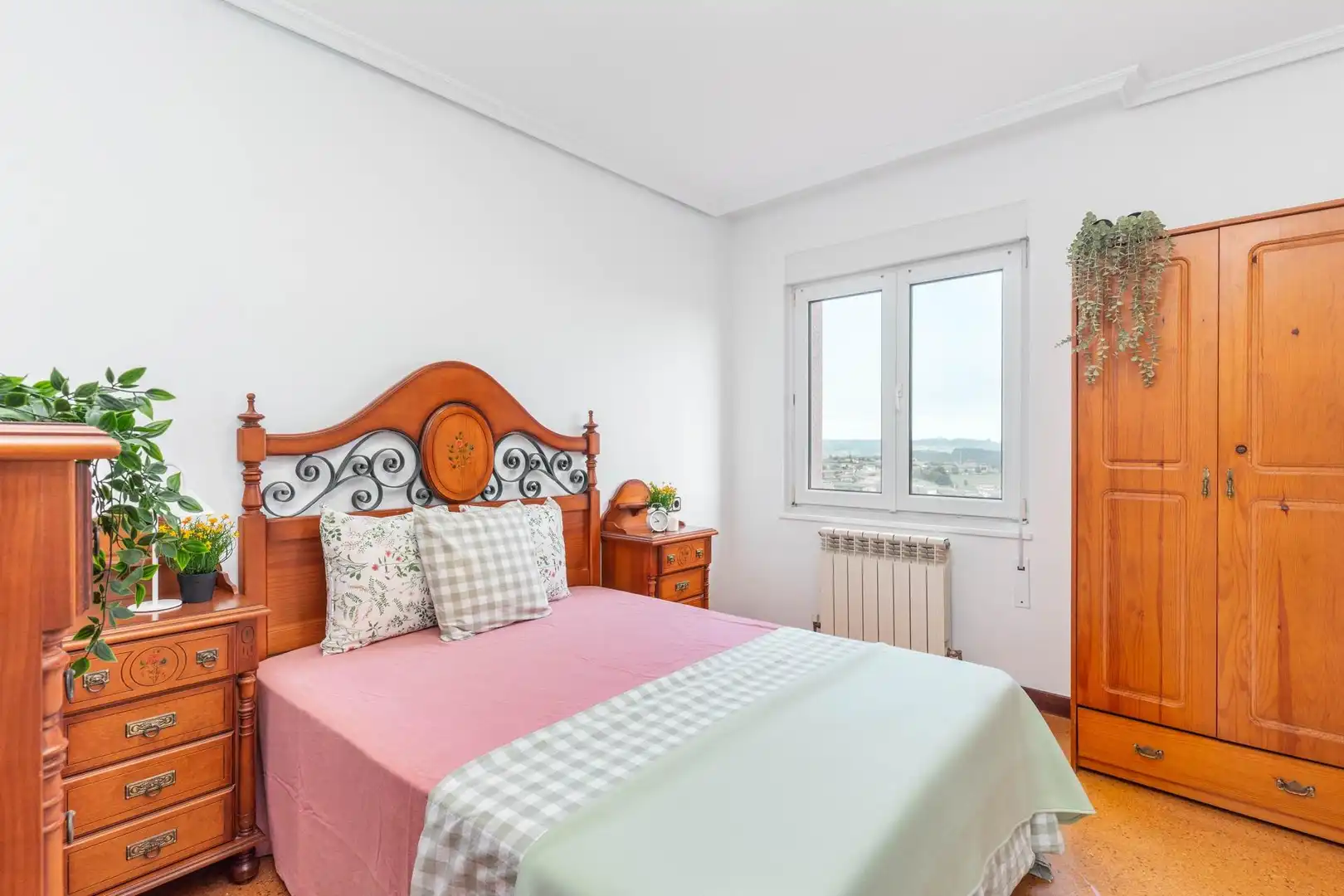 Dormitori de Casa o xalet en venda en Gijón  amb Calefacció, Jardí privat i Traster