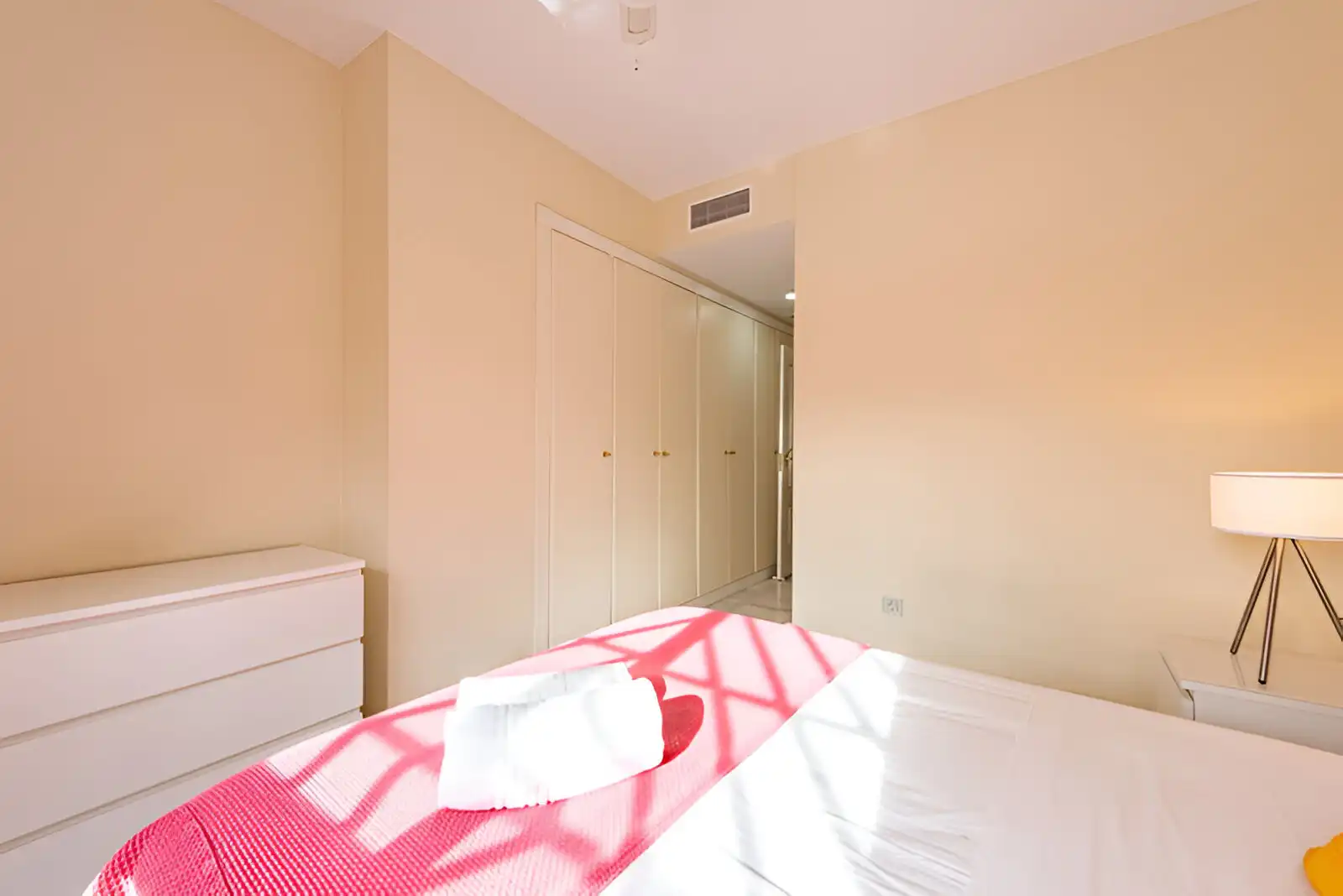 Schlafzimmer von Erdgeschoss zum Verkauf in Estepona mit Klimaanlage, Terrasse und Abstellraum