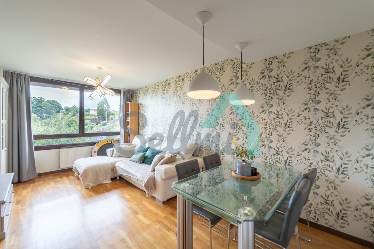 Living room of Flat for sale in Oviedo   with Heating, Parquet flooring and Storage room