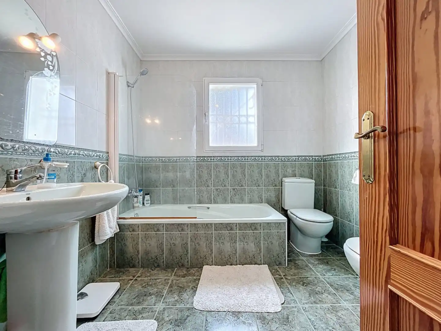 Bathroom of Houses for sale in L'Alfàs del Pi  with Air Conditioner, Heating and Private garden