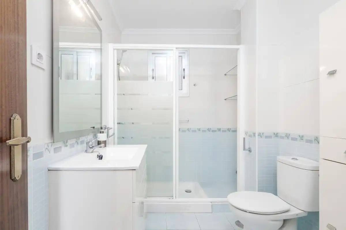 Bathroom of Flat for sale in Sevilla  with Air Conditioner, Heating and Private garden