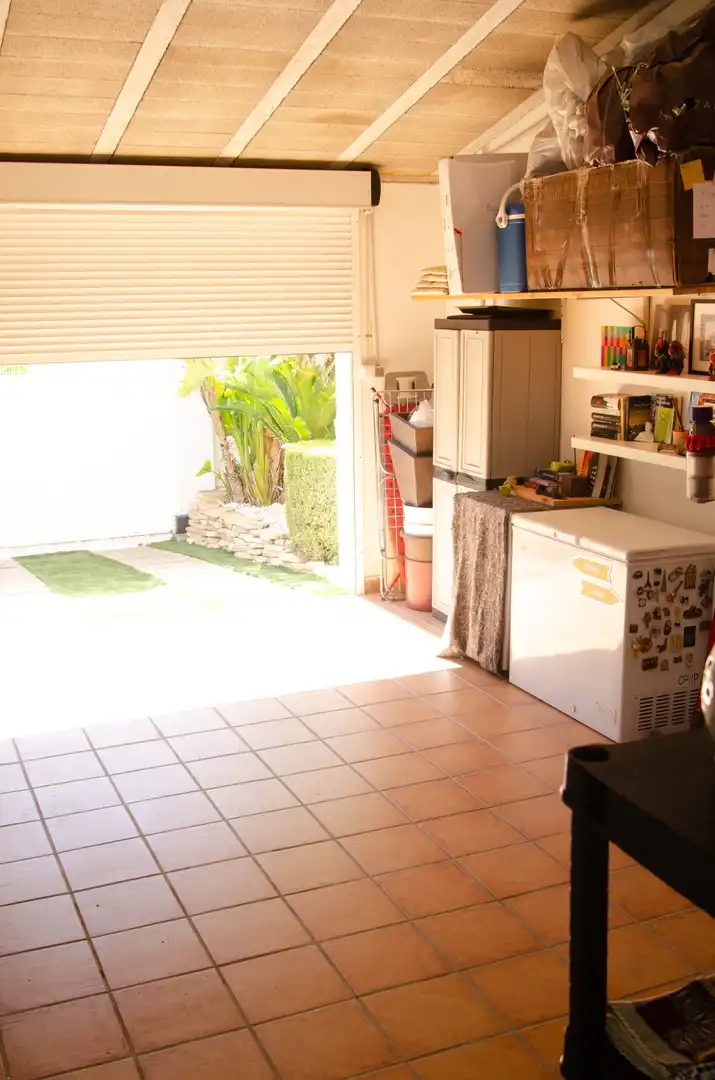 Küche von Einfamilien-Reihenhaus zum Verkauf in La Pobla de Vallbona mit Klimaanlage, Heizung und Privatgarten