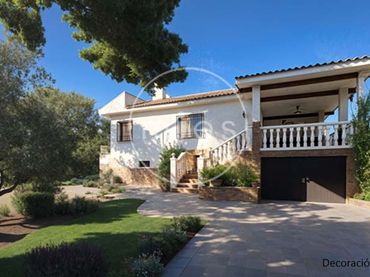 Villa mit Pool zum Verkauf in Calle Barrachina 0