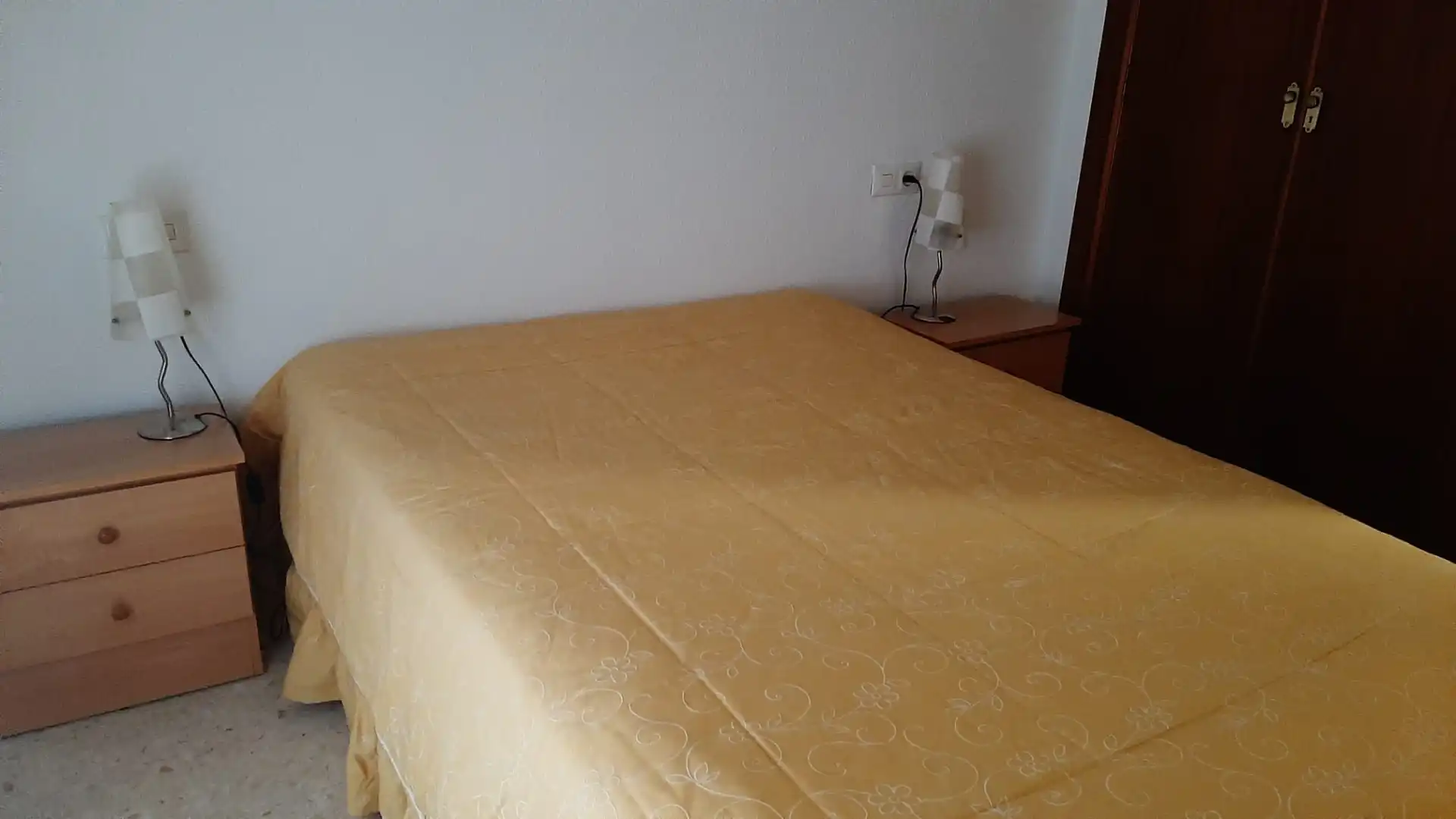 Dormitori de Pis de lloguer en Granada amb Calefacció, Moblat i Forn