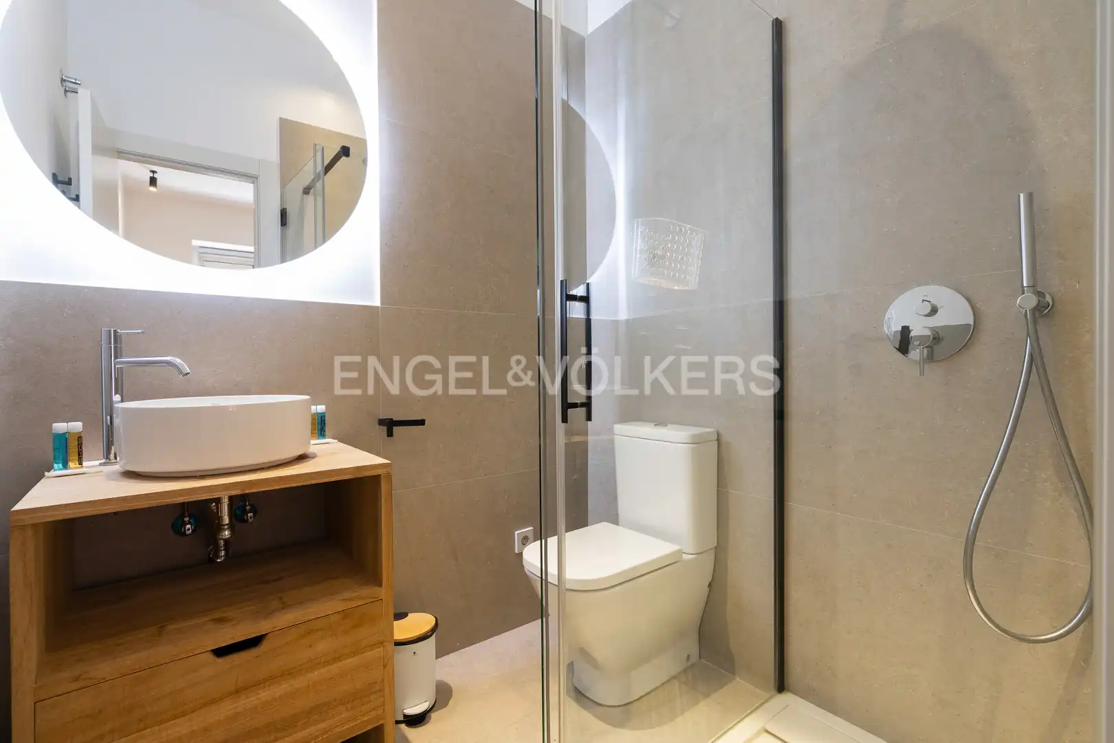 Bathroom of Flat for rent in Madrid  with Air Conditioner, Heating and Furnished