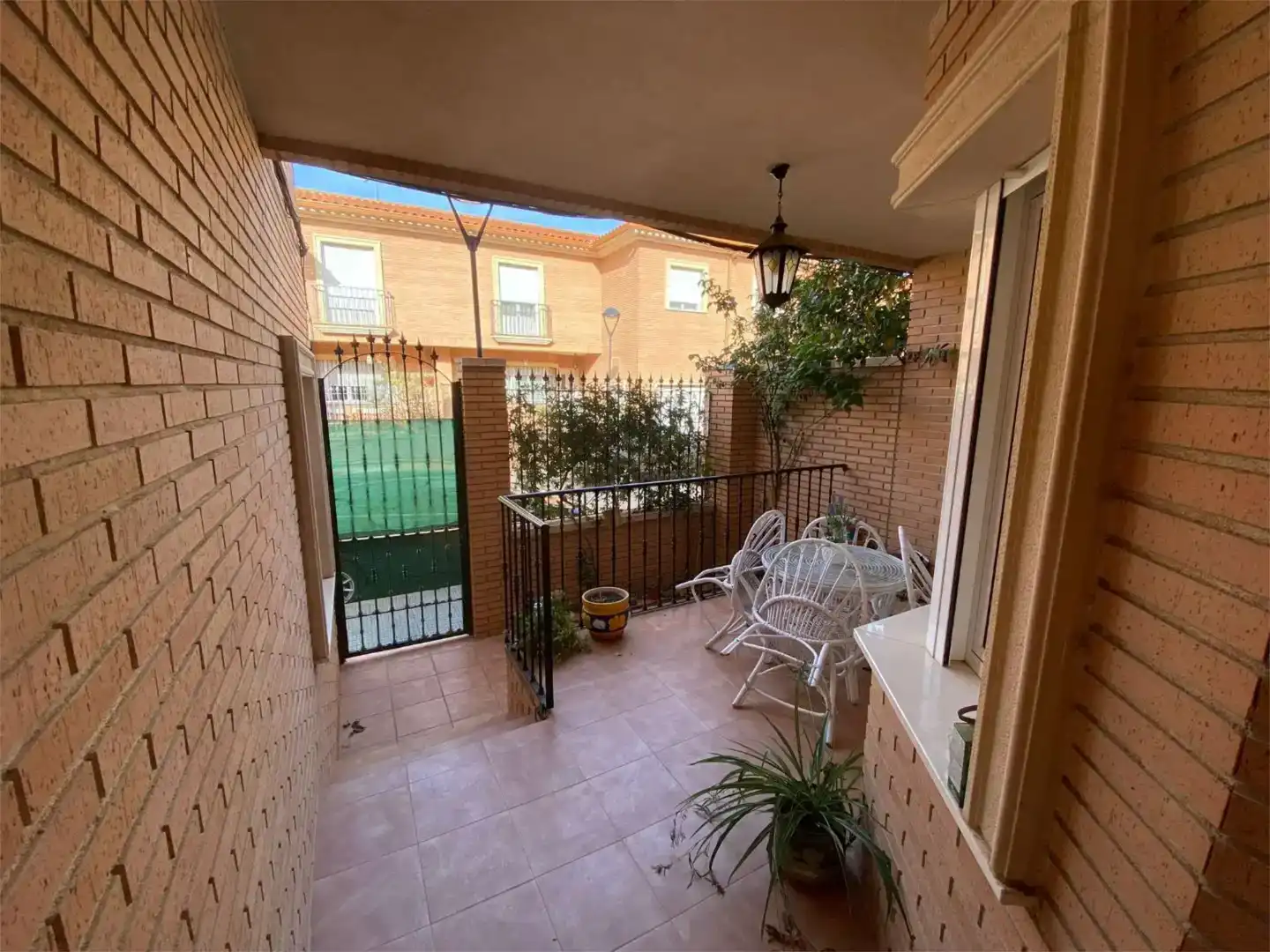 Vista exterior de Casa adosada en venda en La Roda amb Balcó