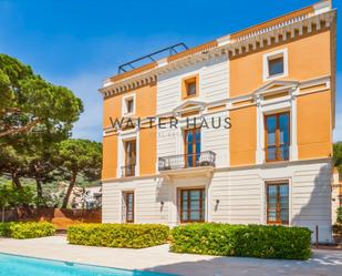 Vista exterior de Àtic de lloguer en Premià de Dalt amb Aire condicionat, Terrassa i Piscina comunitària