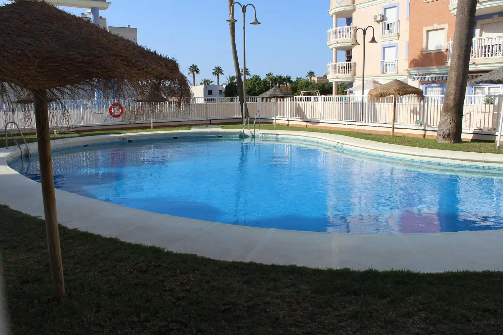 Piscina de Apartamento en venta en Roquetas de Mar con Aire acondicionado, Amueblado y Horno