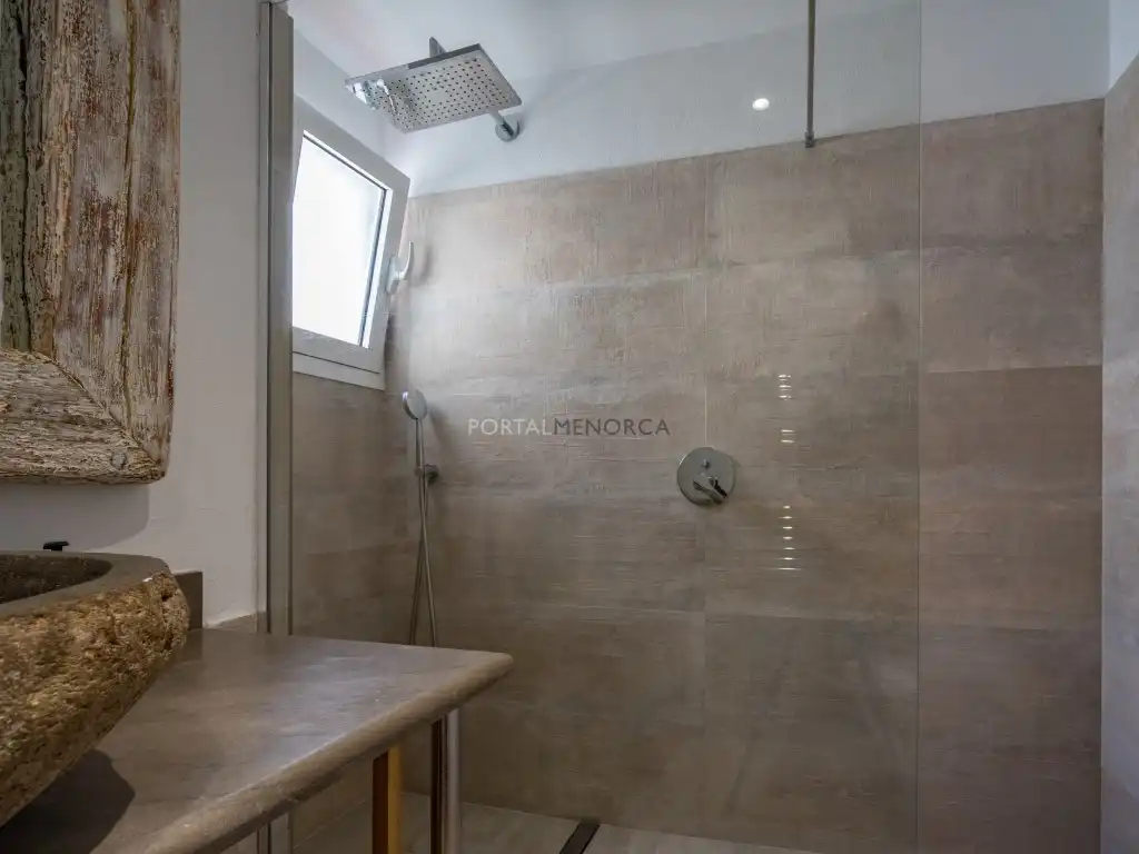 Badezimmer von Wohnung zum Verkauf in Es Castell mit Klimaanlage