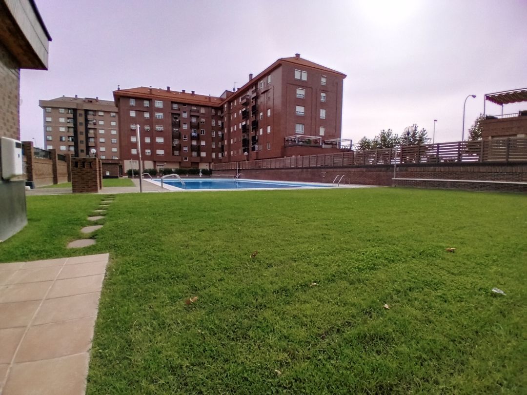 Piscina de Apartament en venda en  Logroño amb Calefacció, Terrassa i Traster