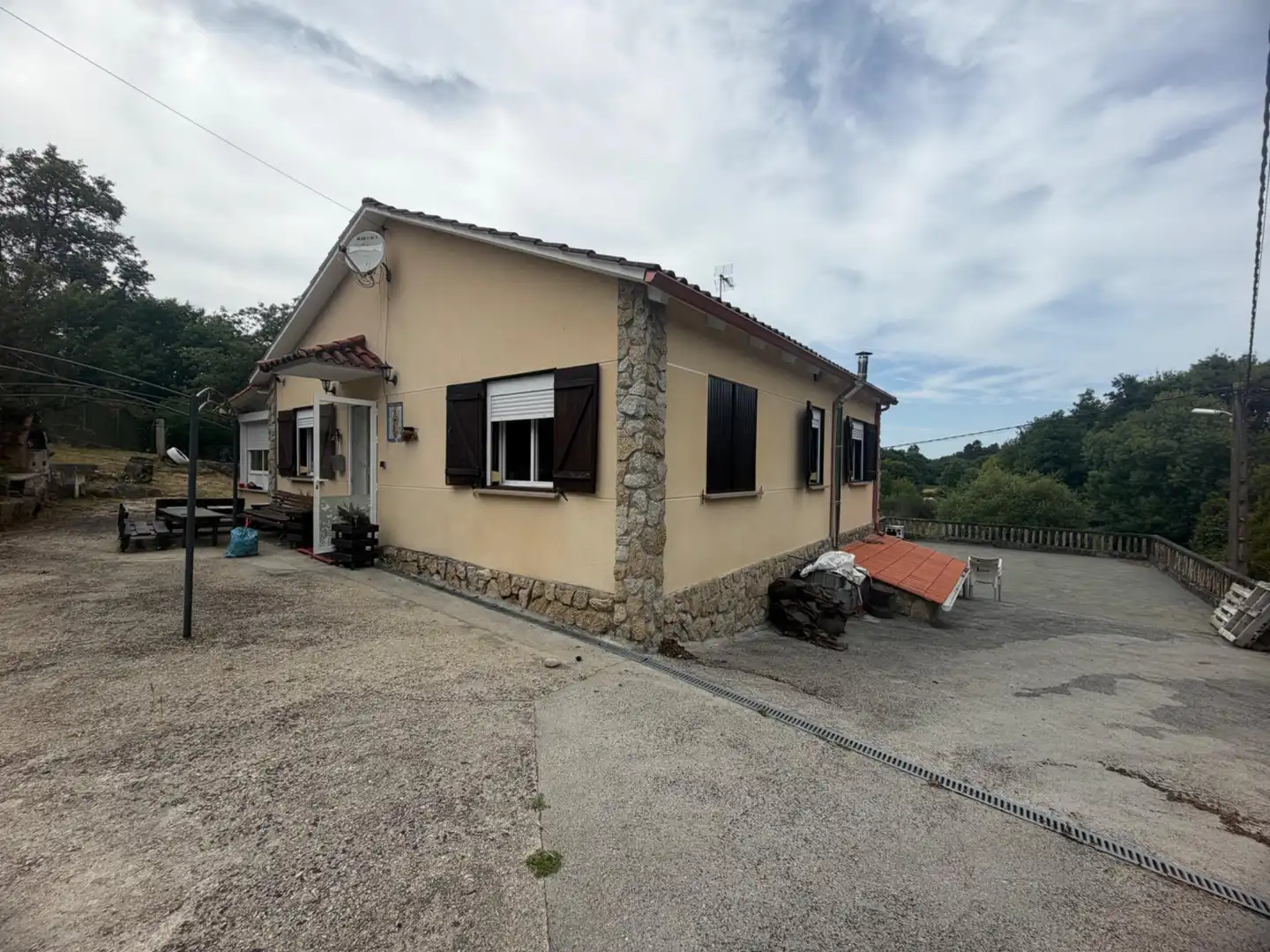 Vista exterior de Casa o xalet en venda en San Cibrao das Viñas amb Calefacció, Jardí privat i Terrassa