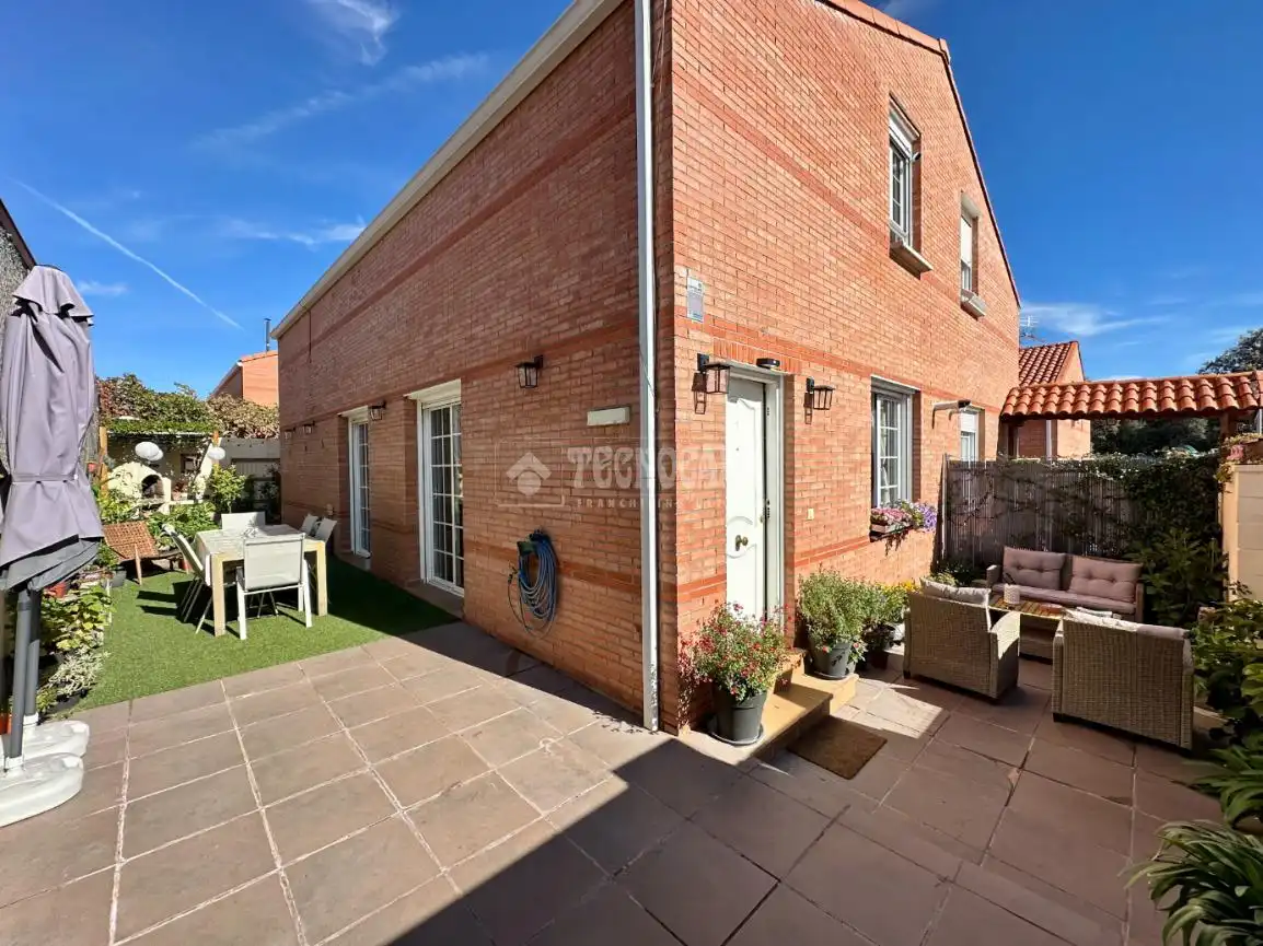 Vista exterior de Casa adosada en venta en Pioz con Calefacción, Jardín privado y Parquet