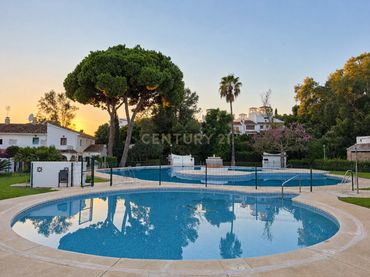 Adosado con piscina en venta en C. Joaquín Rodrigo, 13A, 29604 Marbella, Málaga, Spain A