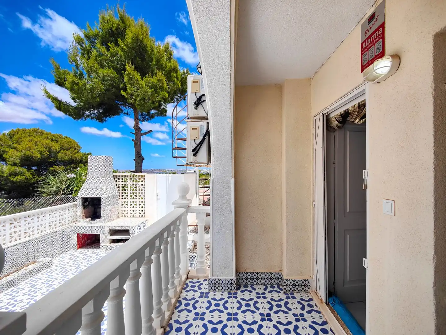 Terrasse von Einfamilien-Reihenhaus zum Verkauf in Torrevieja mit Klimaanlage, Privatgarten und Terrasse