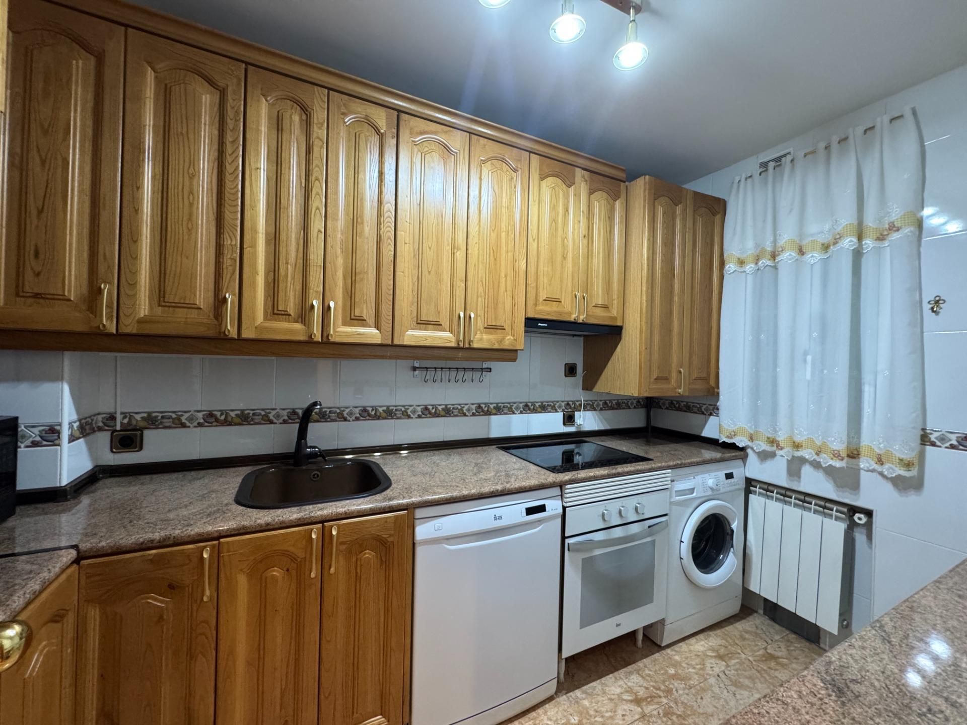 Kitchen of Flat for rent in  Madrid Capital  with Air Conditioner, Heating and Parquet flooring