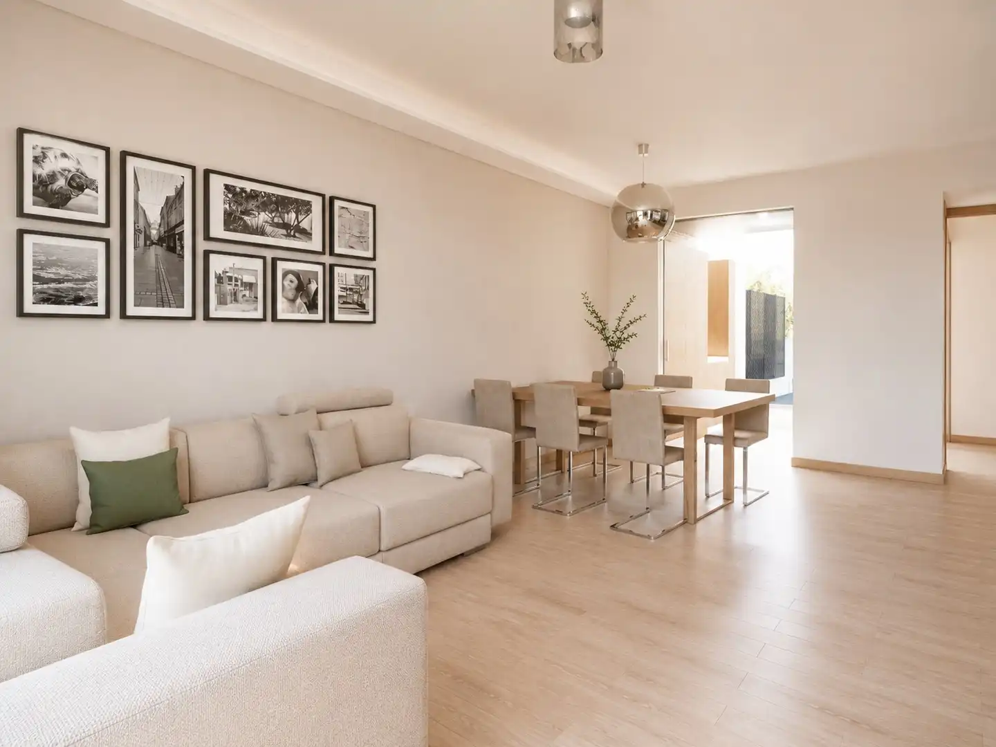 Wohnzimmer von Einfamilien-Reihenhaus zum Verkauf in Antigua mit Klimaanlage, Privatgarten und Terrasse