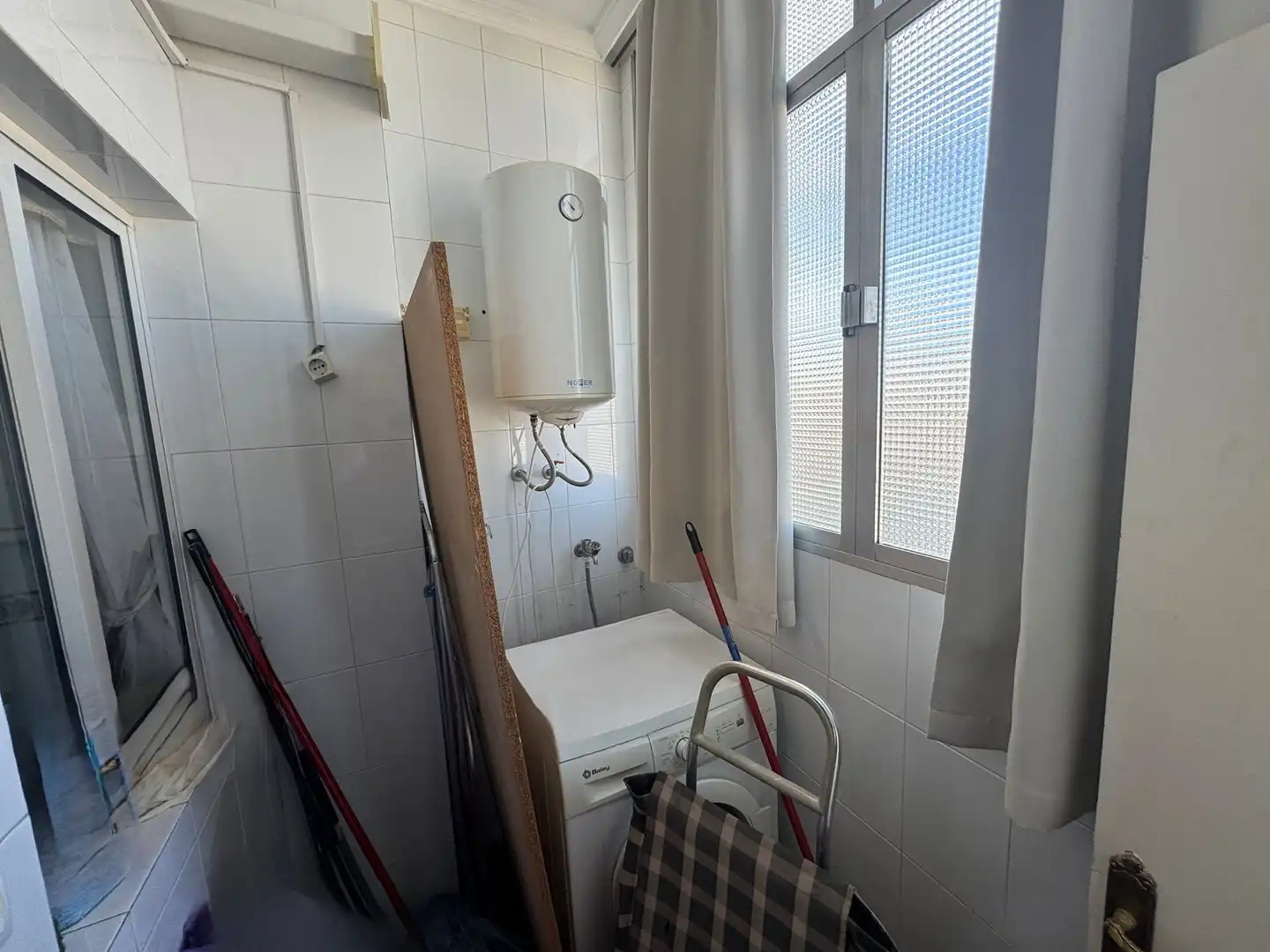 Bathroom of Flat for sale in Sevilla  with Terrace and Storage room