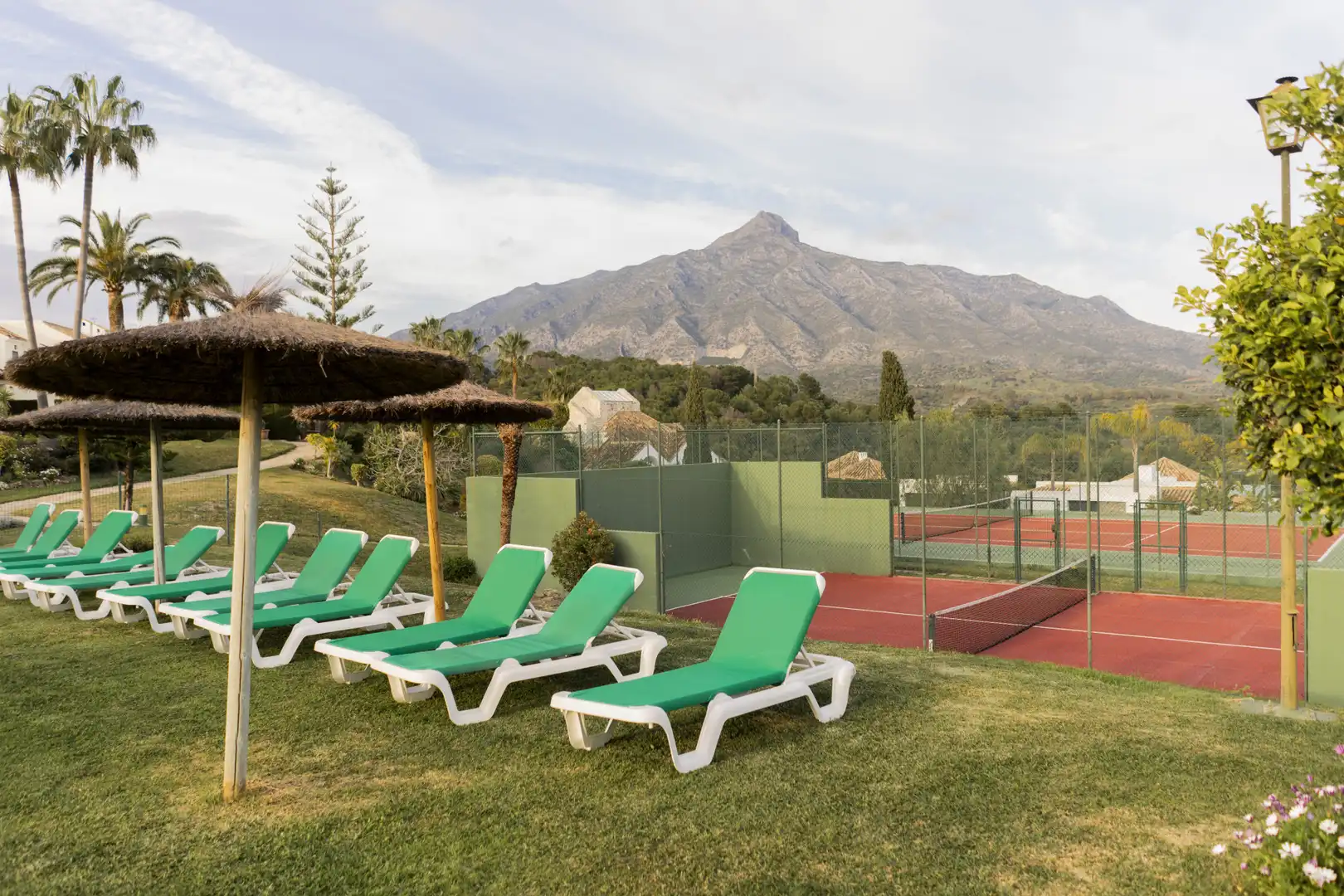 Jardí de Casa adosada en venda en Marbella amb Terrassa, Piscina i Piscina comunitària