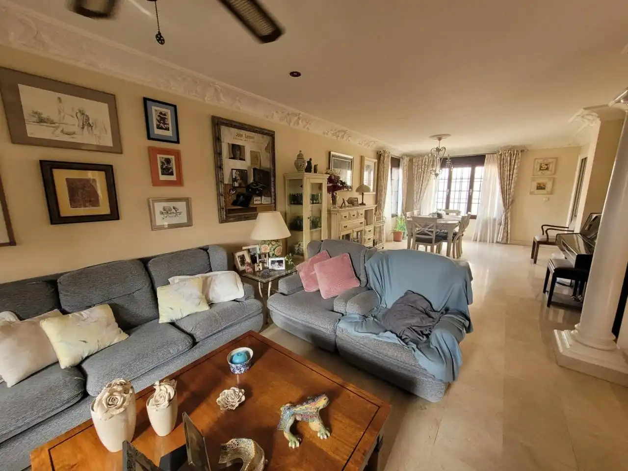 Sala d'estar de Casa o xalet en venda en Baza amb Jardí privat, Terrassa i Piscina