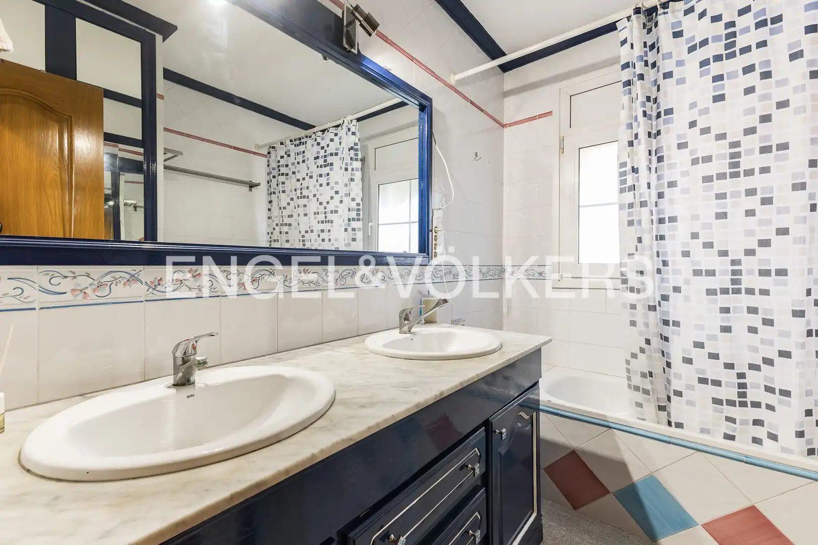 Bathroom of Houses for sale in Vallirana, Barcelona