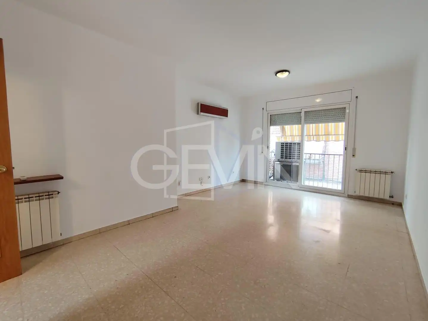 Sala de estar de Piso en venta en Santa Perpètua de Mogoda con Aire acondicionado, Trastero y Balcón