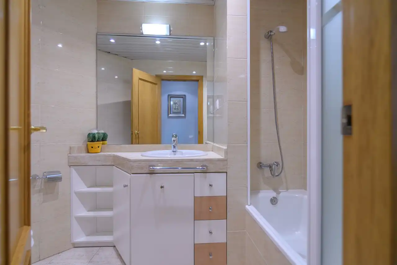 Badezimmer von Wohnung zum Verkauf in Gavà mit Klimaanlage, Heizung und Balkon