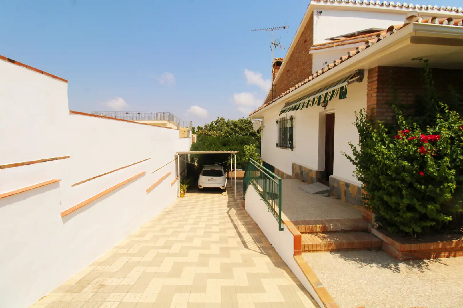 Vista exterior de Casa o chalet en venta en Alhaurín de la Torre con Aire acondicionado, Calefacción y Jardín privado