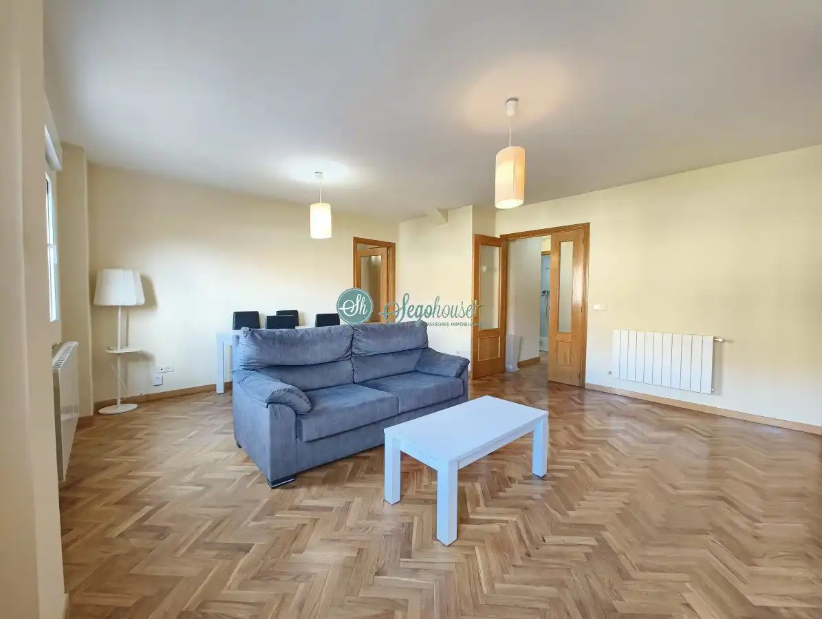 Living room of Flat for sale in Segovia  with Heating, Storage room and Furnished