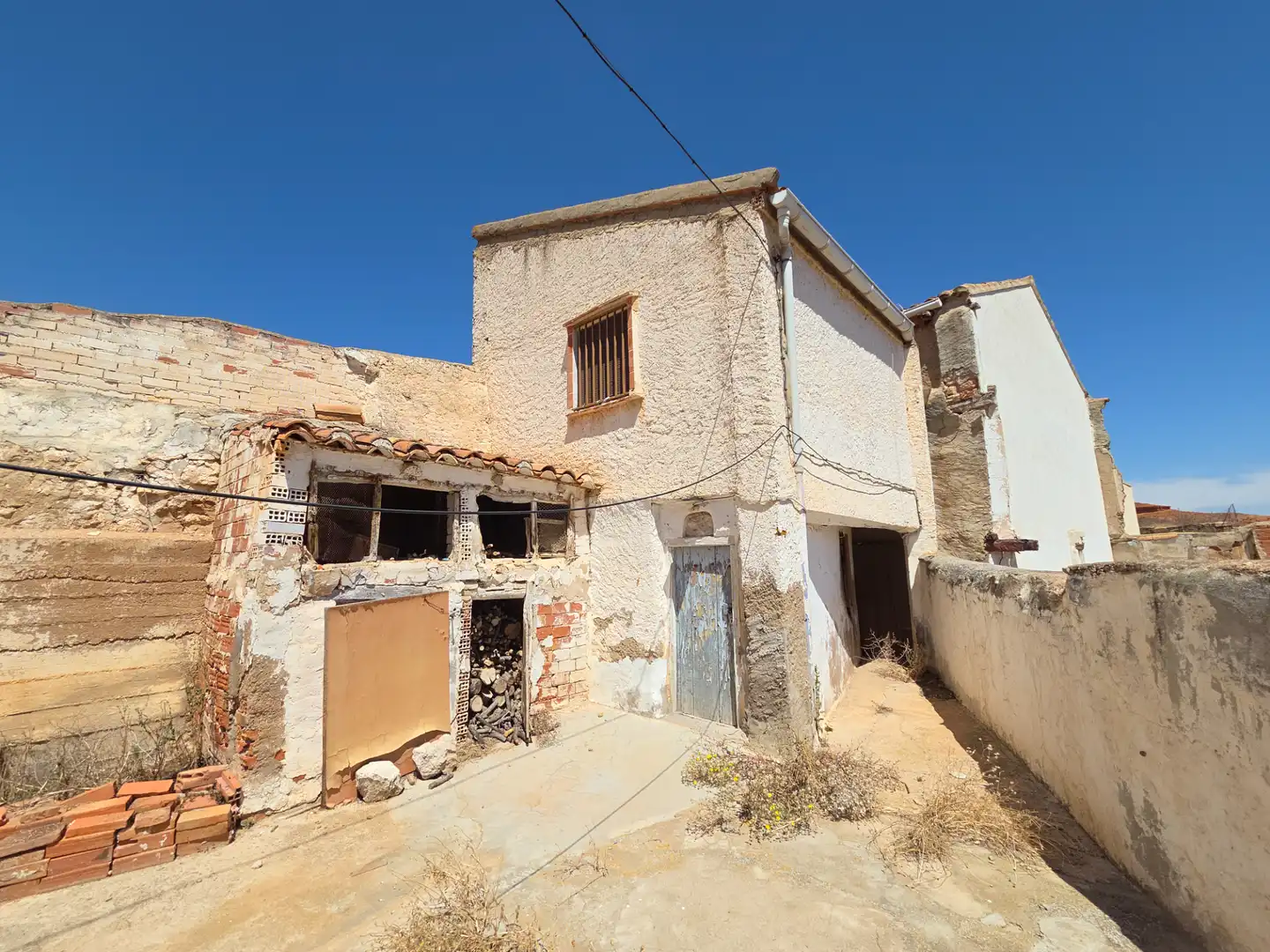 Vista exterior de Casa o xalet en venda en Alfambra amb Terrassa i Moblat