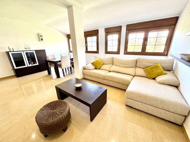 Sala d'estar de Àtic de lloguer en Altea amb Aire condicionat, Terrassa i Moblat