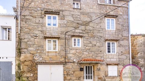Edificio con VISTAS al MAR a MENOS de 100 m de la PLAYA   319 m2 por 249.990  en Laxe A Coruña