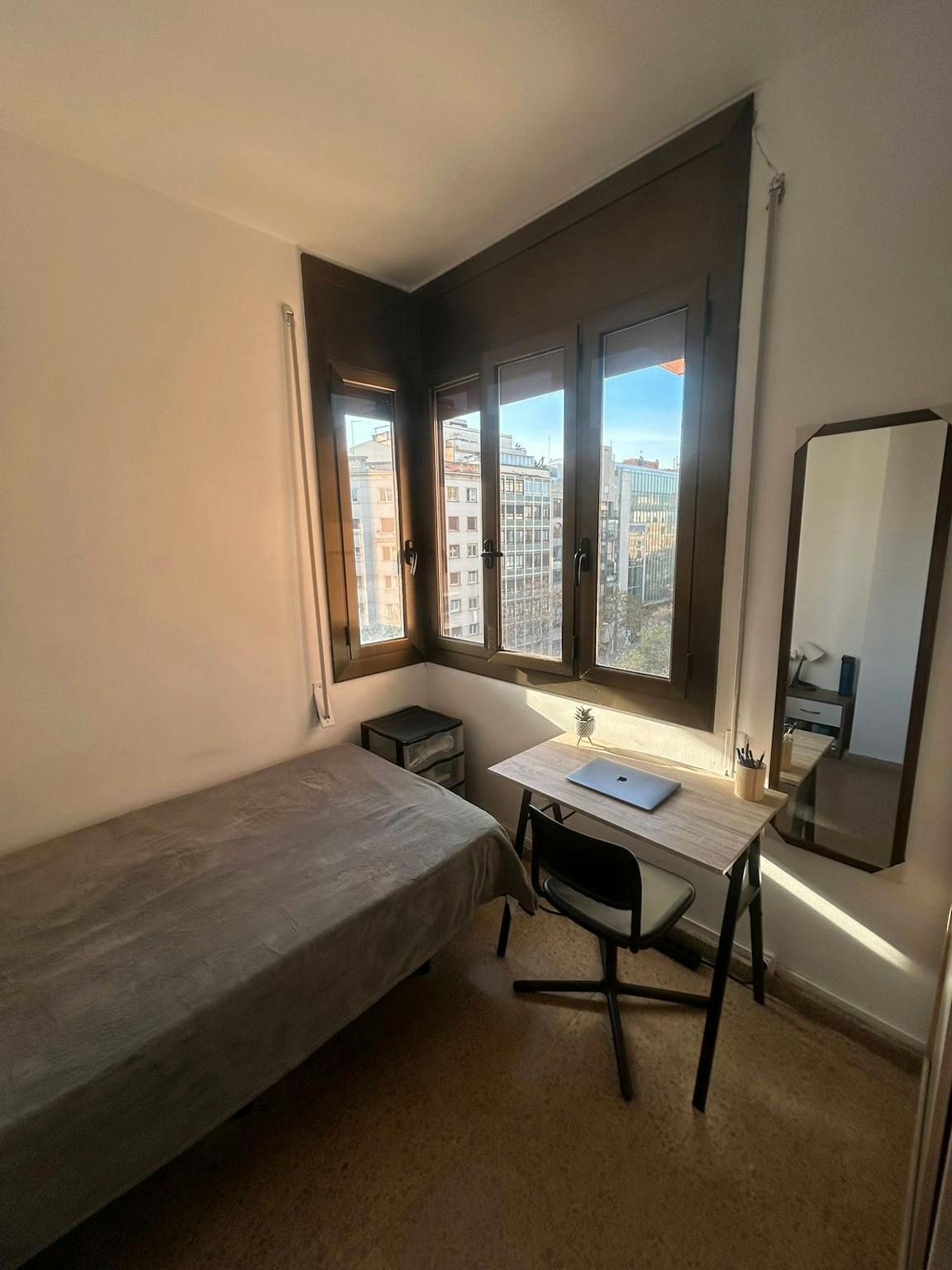 Bedroom of Flat to share in  Barcelona Capital  with Air Conditioner, Heating and Washing machine
