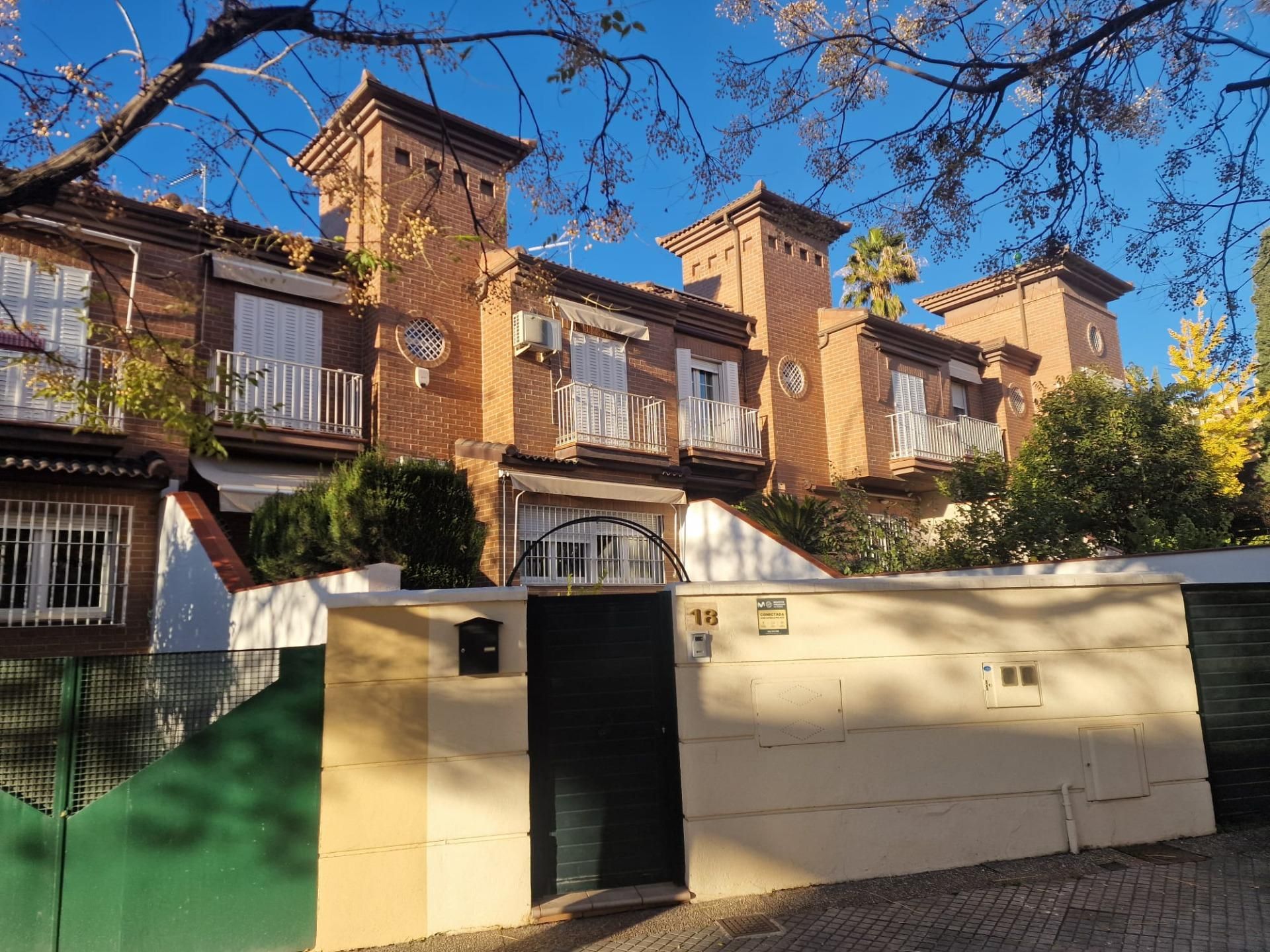 Exterior view of Single-family semi-detached for sale in  Granada Capital  with Air Conditioner, Private garden and Terrace